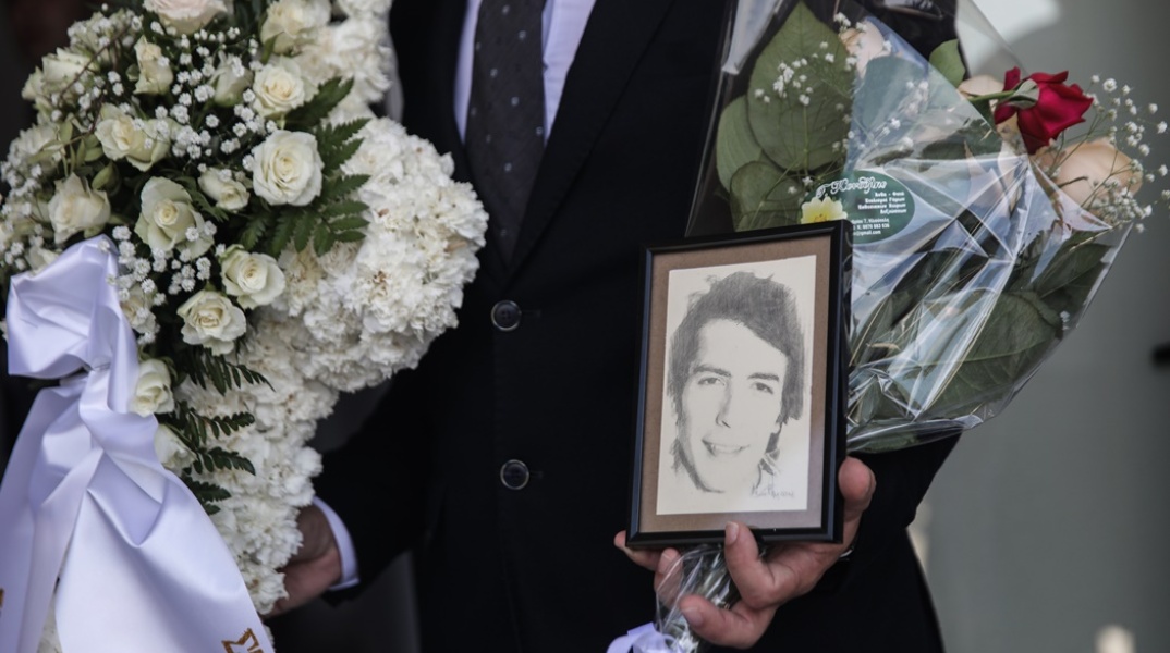 Κηδεία Δάκη: Η φωτογραφία του τραγουδιστή στην πομπή μπροστά από το φέρετρο