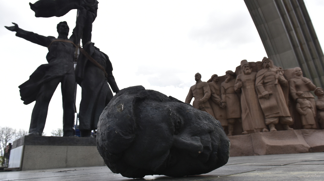 Οταν μνημείο της ρωσοουκρανικής φιλίας στο Κίεβο έγινε συντρίμμια 