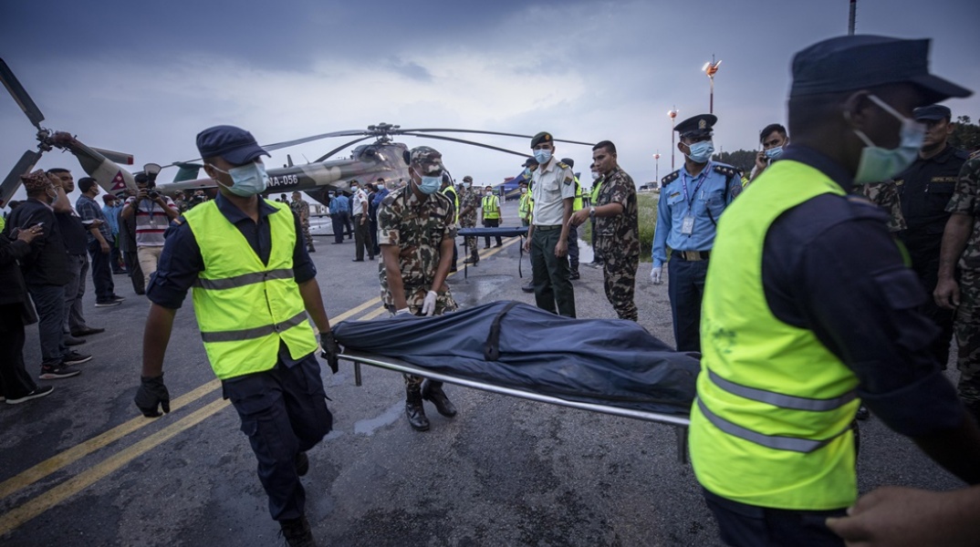Συντριβή αεροσκάφους στο Νεπάλ: Οι αρχές μεταφέρουν τα πτώματα των επιβατών