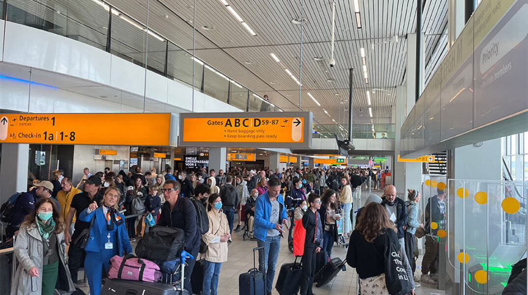 Χαοτικές εικόνες στα βρετανικά αεροδρόμια – Ακυρώσεις πτήσεων λόγω έλλειψης προσωπικού