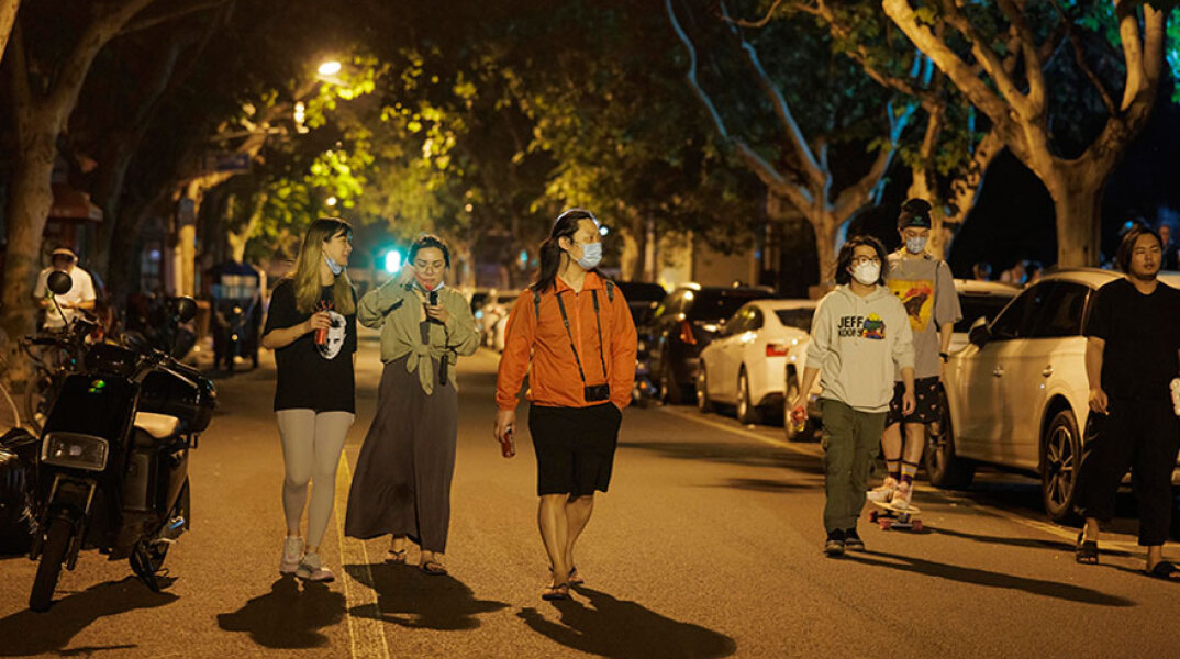 Κάτοικοι στη Σαγκάη κυκλοφορούν ελεύθεροι στους δρόμους μετά την άρση του lockdown