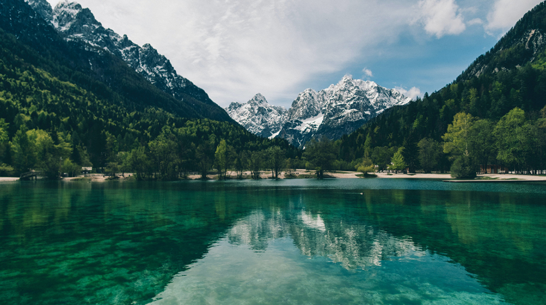 Φωτογραφία από τη φύση, με παραλία, δεντρα και βουνά