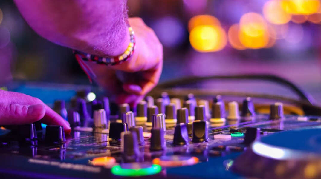 Απαγόρευση μουσικής στα νυχτερινά μαγαζιά στον Άλιμο από τις 11 το βράδυ με απόφαση του δημάρχου Ανδρέα Κονδύλη