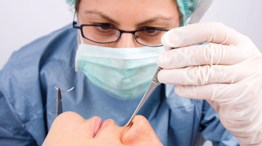 Γιατρός κάνει επέμβαση σε μύτη γυναίκας