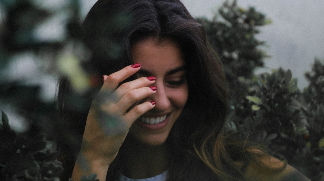 Ένα κορίτσι γελάει. 