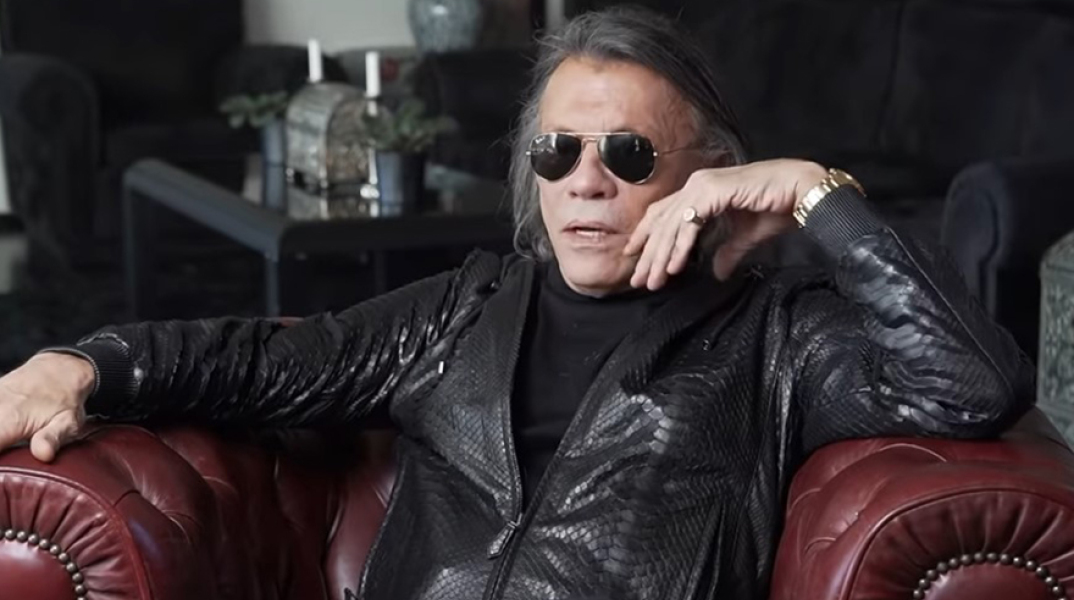 Ο Ηλίας Ψινάκης στο σπίτι του - Πλάνο από την εκπομπή «Στο Γηροκομείο» στο YouTube