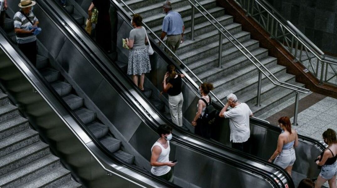 Πολίτες με μάσκα στο μετρό Συντάγματος