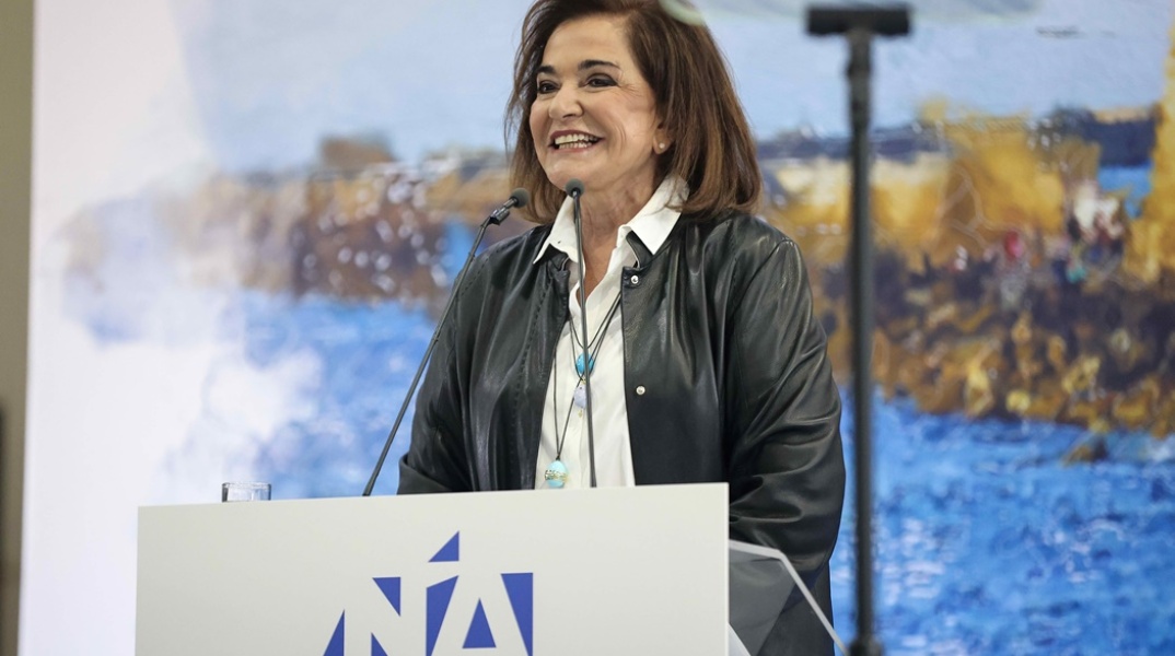 Η Ντόρα Μπακογιάννη στο βήμα κομματικής εκδήλωσης