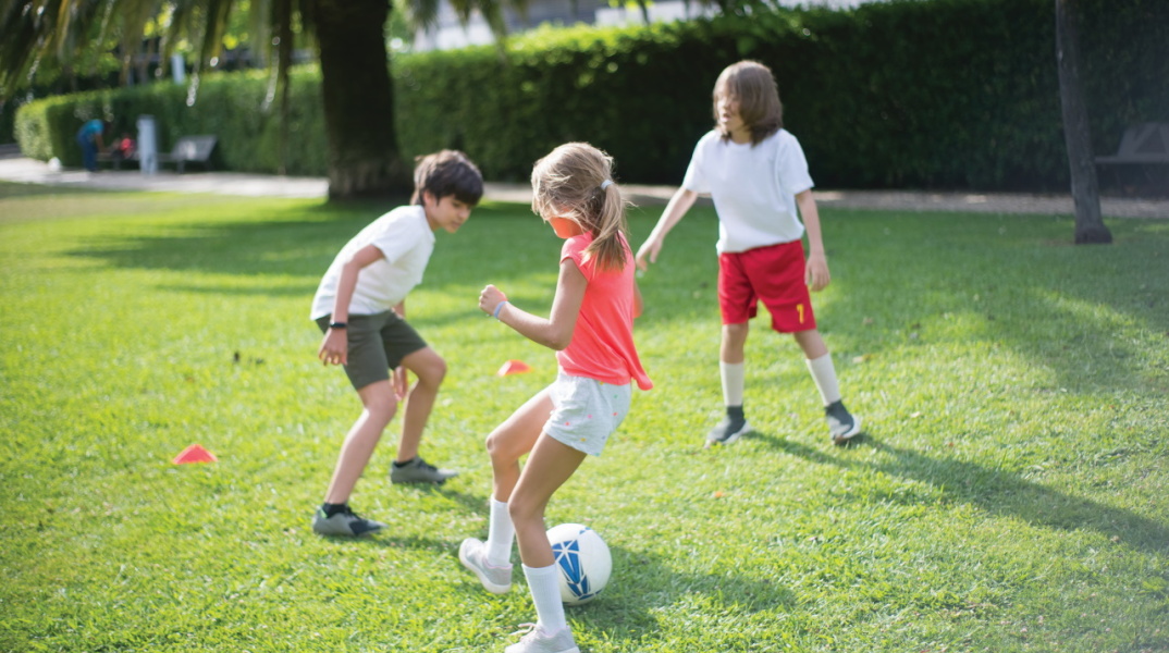 Φωτογραφία με παιδιά να παίζουν.