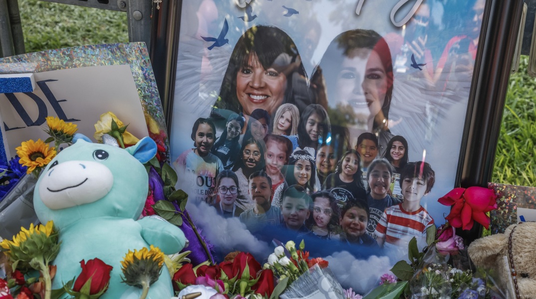 Λουλούδια και φωτογραφίες των θυμάτων που δέχθηκαν πυροβολισμούς σε σχολείο του Τέξας στις ΗΠΑ