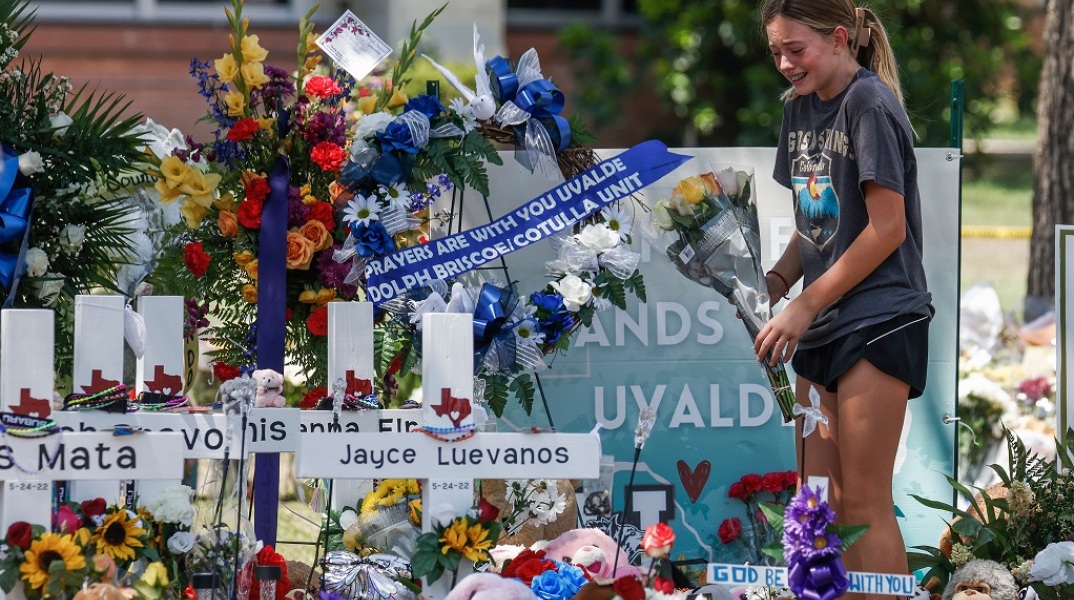 Γυναίκα θρηνεί στο σημείο που δολοφονήθηκαν μαθητές στο Τέξας μετά από ένοπλη επίθεση
