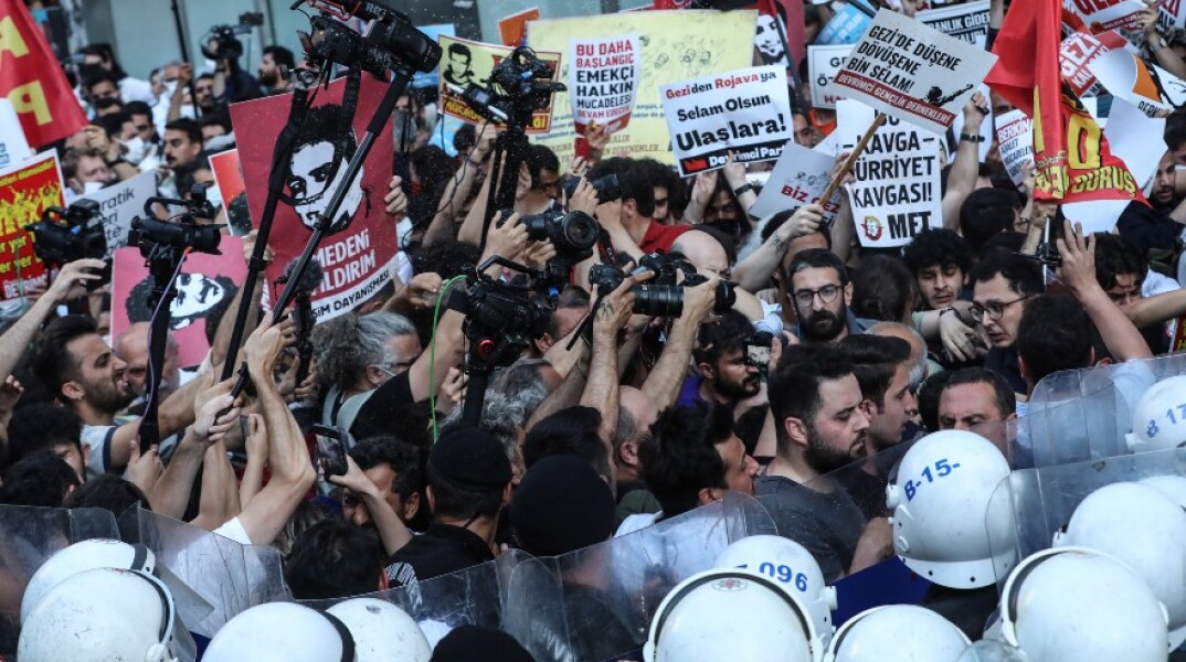 Διαδηλώσεις, συγκρούσεις και συλλήψεις στην πλατεία Ταξίμ της Τουρκίας