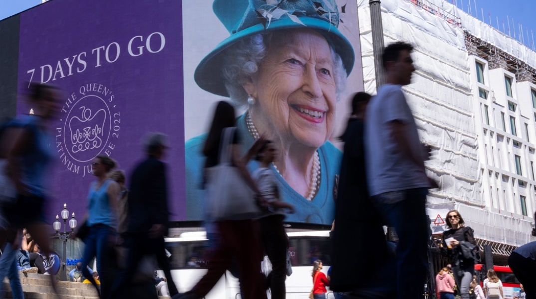 Βασίλισσα Ελισάβετ - Αφίσα της στο κέντρο του Λονδίνου