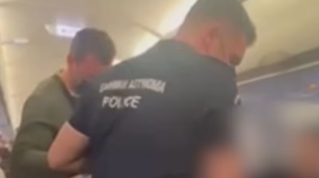 Αστυνομικοί στην Κέρκυρα συλλαμβάνουν τον Βρετανό που ούρησε τον αδελφό του στο αεροπλάνο