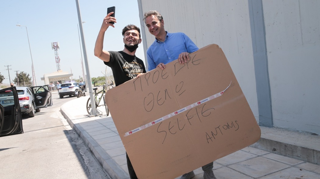 Ο Κυριάκος Μητσοτάκης βγάζει selfie με πολίτη στην Κω
