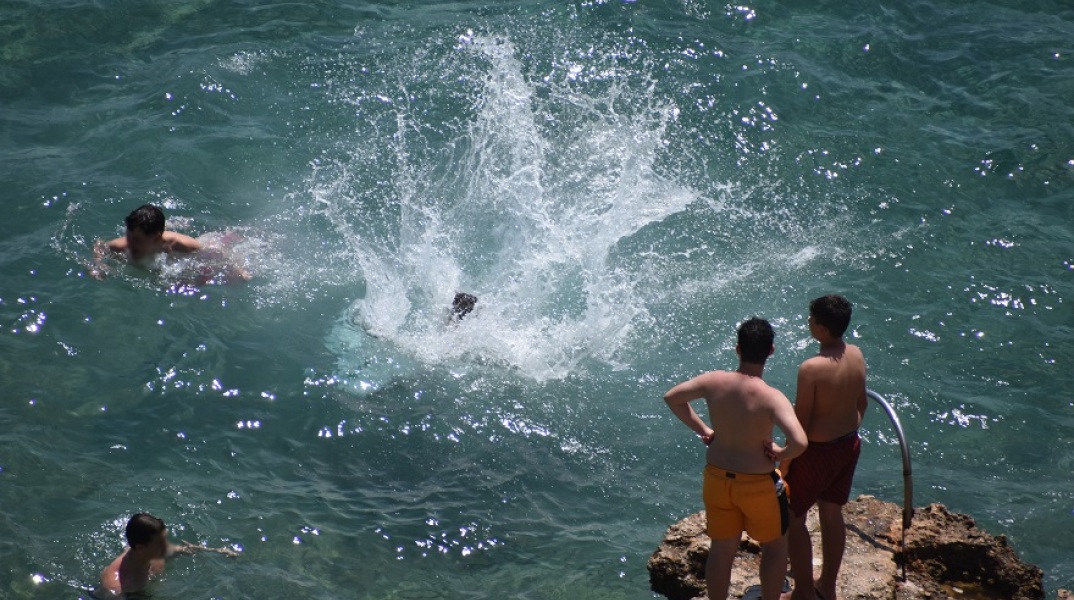 Βουτιές στη θάλασσα