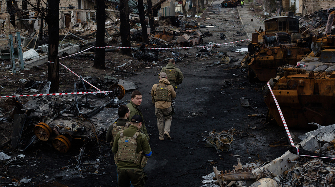 Ουκρανοί στρατιώτες στην κατεστραμμένη Μπούτσα  