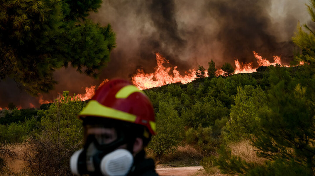 Η καταστροφική φωτιά στη Βαρυμπόμπη έκανε στάχτη χιλιάδες στρέμματα δάσους