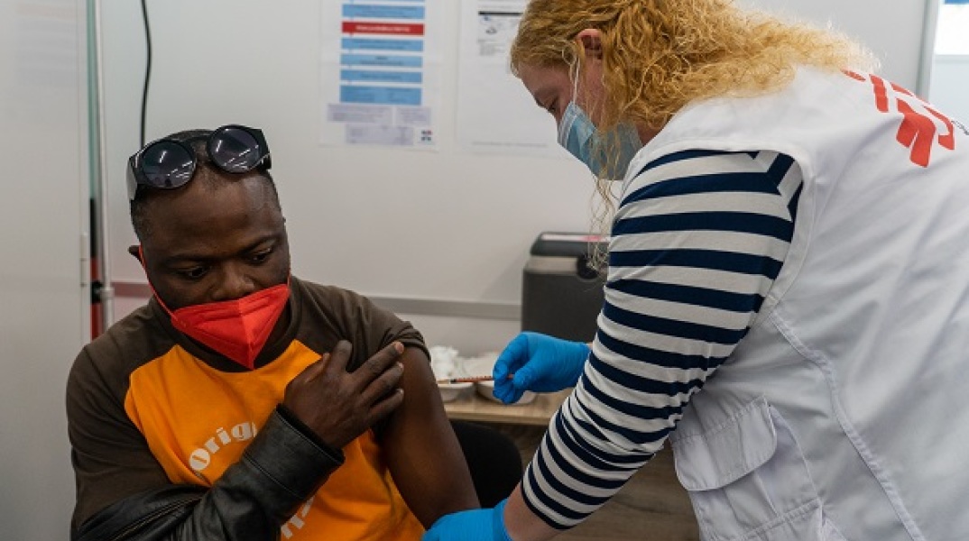 Εμβολιασμούς κατά της COVID-19 ξεκίνησαν οι Γιατροί Χωρίς Σύνορα στην Αθήνα 