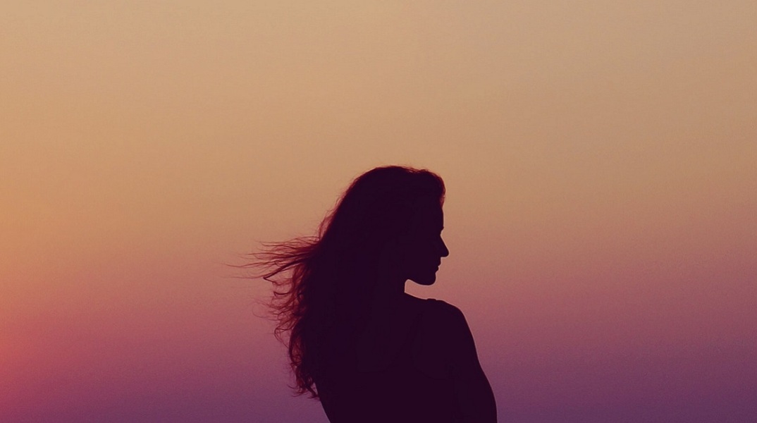 Η σκιά ενός κοριτσιού.