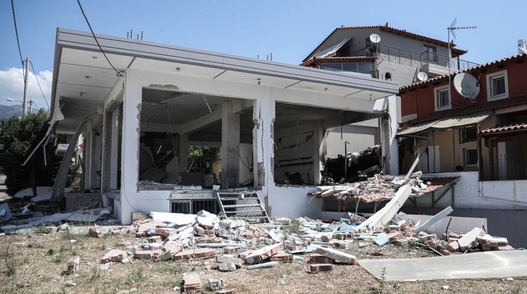 Έκρηξη στο Μενίδι: Ζημιές από την έκρηξη στο ξυλουργείο