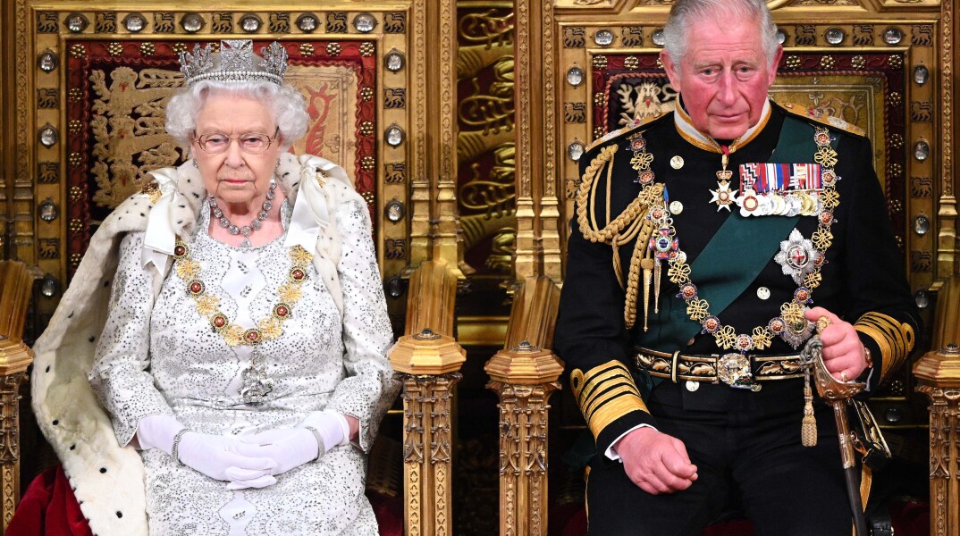 Η βασίλισσα Ελισάβετ και ο πρίγκιπας Κάρολος με τις στολές τους σε επίσημη εμφάνιση