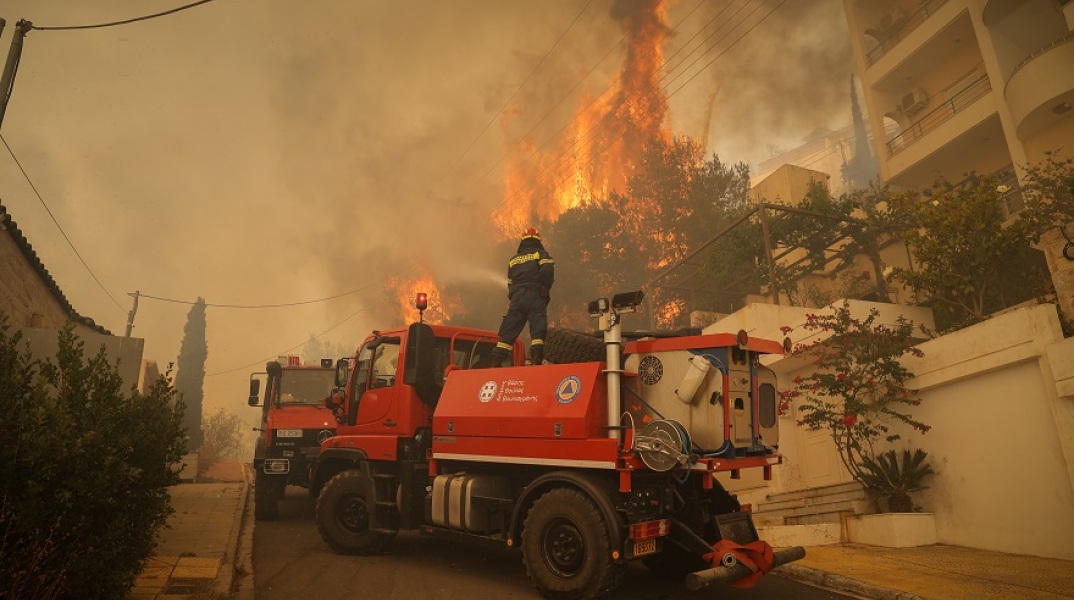 Φωτιά στη Γλυφάδα: Καίγεται σπίτι
