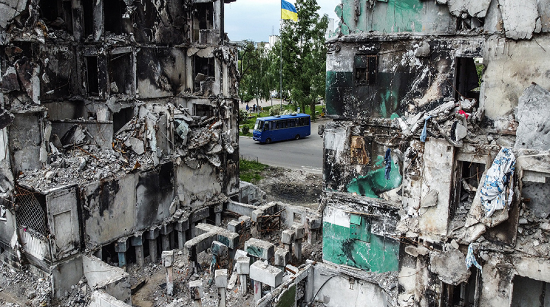 Πόλεμος στην Ουκρανία: Κατεστραμμένο κτίριο από βομβαρδισμό στα περίχωρα του Κίεβου