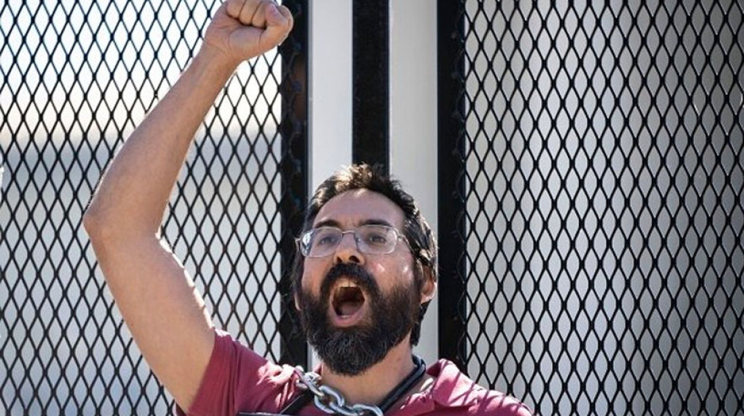 Ο ακτιβιστής υπέρ της άμβλωσης με την αλυσίδα ποδηλάτου περασμένη στον λαιμό του έξω από το Ανώτατο Δικαστήριο των ΗΠΑ