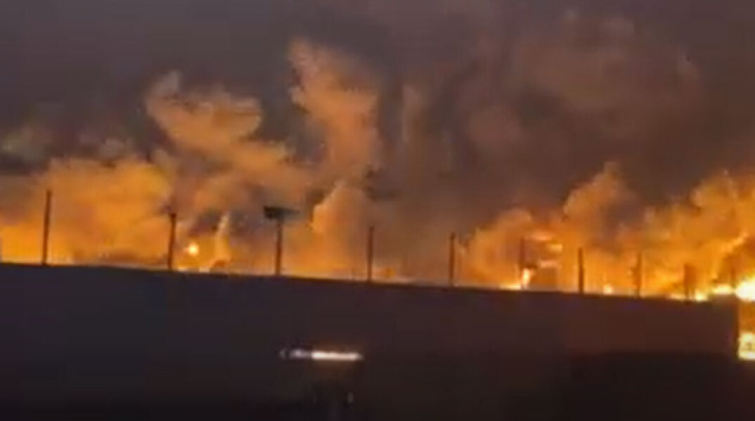 Φωτιά στον Ασπρόπυργο καίει εργοστάσιο με πλαστικά