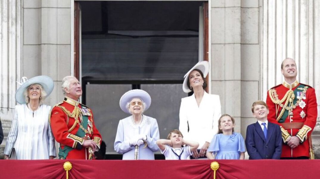 Η βασίλισσα Ελισάβετ με μέλη της βασιλικής οικογένειας