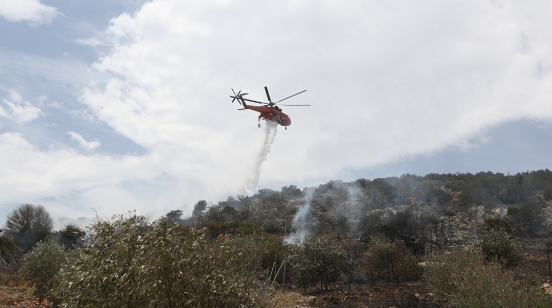 Φωτιά τώρα στη Λούτσα: Κατασβεστικό ελικόπτερο επιχειρεί στο σημείο 