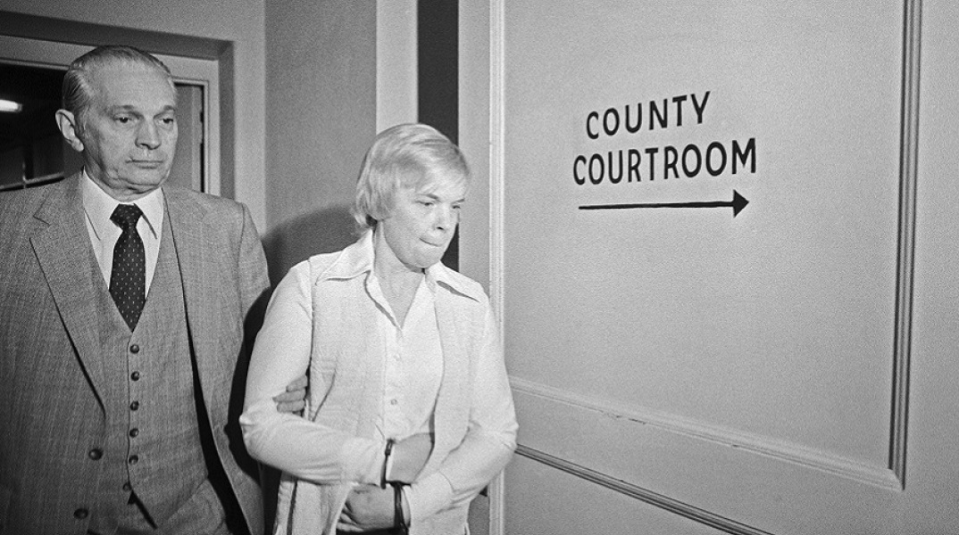 Η Marybeth Tinning οδηγείται στο δικαστήριο από τον σερίφη Barney Waldron