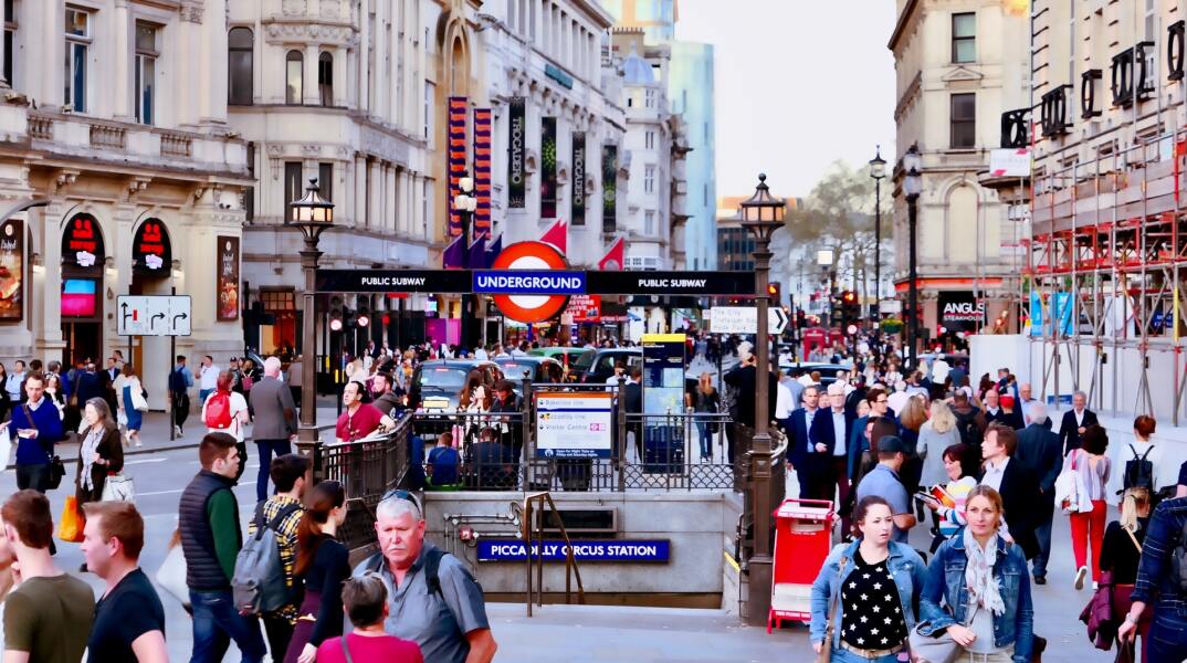 Πολίτες στη Βρετανία περπατούν σε δρόμο πάνω από το μετρό του Λονδίνου