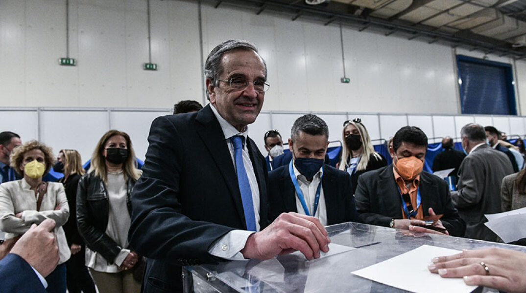 Ο Αντώνης Σαμαράς ψηφίζει στο 14ο συνέδριο της ΝΔ