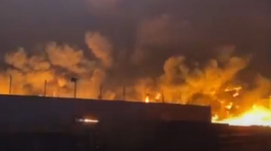 Ασπρόπυργος - φωτιά: Φλόγες πάνω από το εργοστάσιο πλαστικών