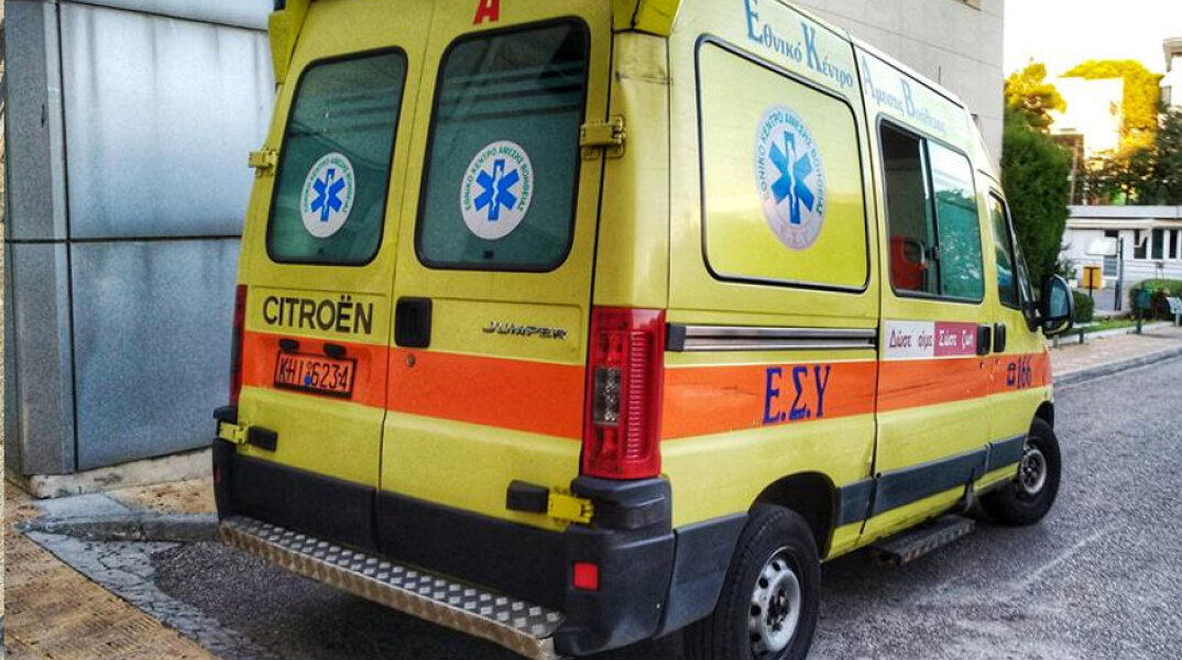 Ασθενοφόρο του ΕΚΑΒ έσπευσε στο σημείο που έπεσε ο 43χρονος στη Θεσσαλονίκη