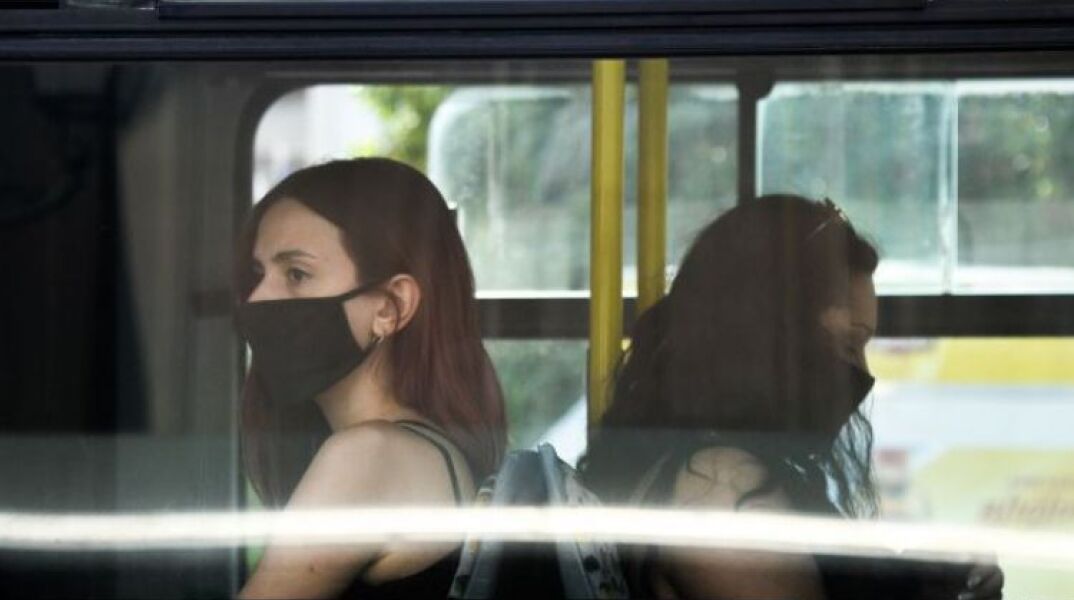 Άνθρωποι με μάσκα στο λεωφορείο