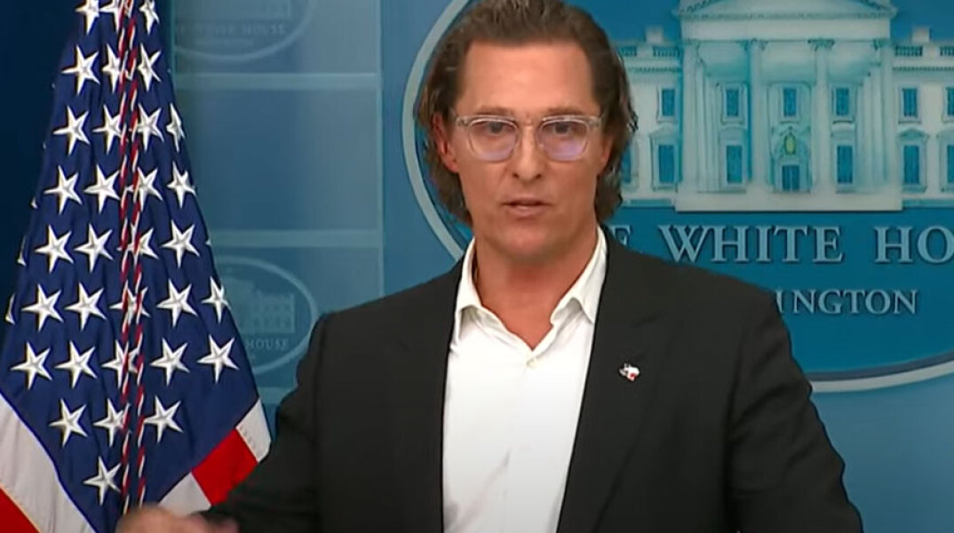 Ο Μάθιου Μακόναχι στην ενημέρωση δημοσιογράφων στον Λευκό Οίκο ζήτησε μέτρα για την οπλοκατοχή