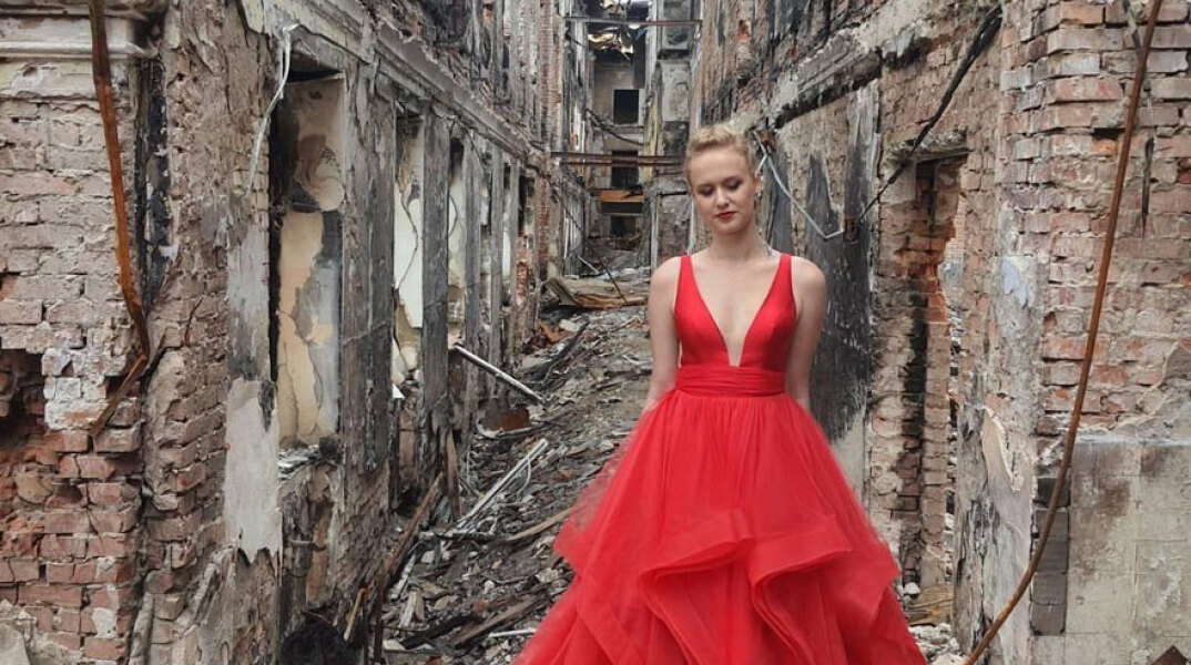 Η Άννα Επίσεβα είναι η μαθήτρια με το κόκκινο φόρεμα στην Ουκρανία