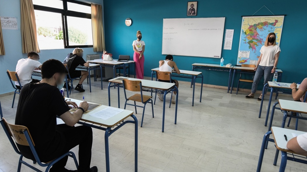 Πανελλήνιες 2022: Υποψήφιοι στα θρανία τους ετοιμάζονται να εξεταστούν