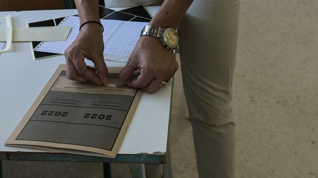 Πανελλήνιες 2022: Επιτηρητής καλύπτει τα στοιχεία υποψηφίου στο τετράδιο απαντήσεων