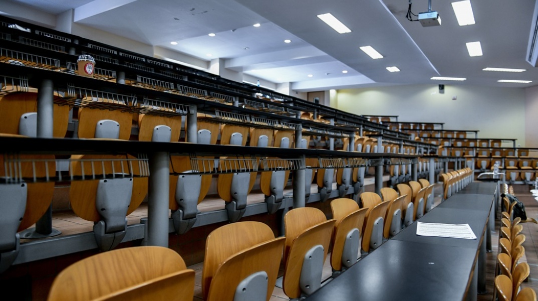 Νομοσχέδιο για τα Πανεπιστήμια: Άδεια έδρανα φοιτητών σε αμφιθέατρο