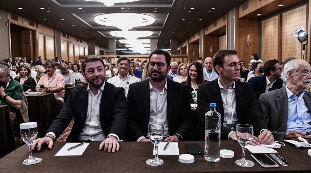 ΠΑΣΟΚ: Ανδρουλάκης, Σπυρόπουλος και Μάντζιος στη συνεδρίαση της ΚΠΕ