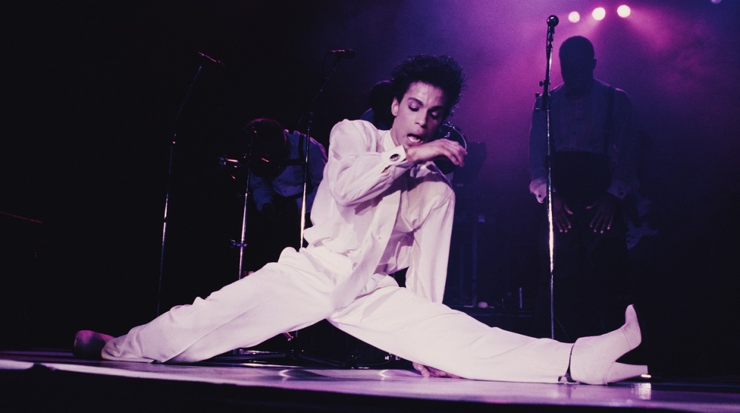 Ο μουσικός Prince κατά τη διάρκεια συναυλίας του κάνει σπαγκάτο στη σκηνή