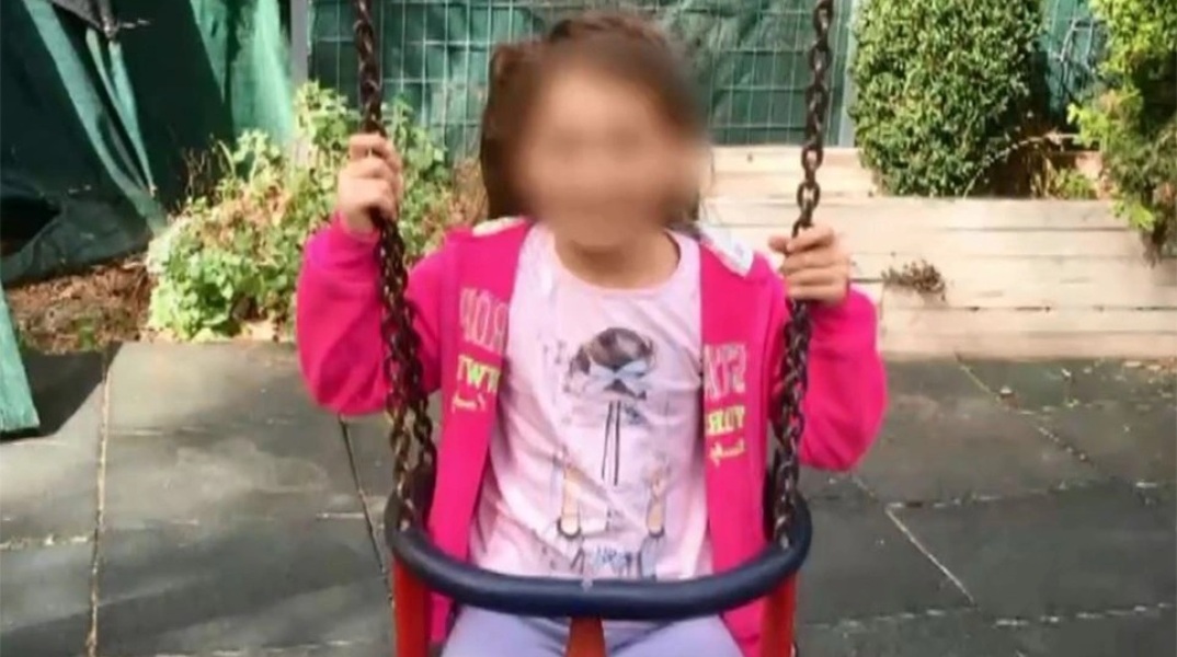 Η Αλεξία σε φωτογραφία πριν τραυματιστεί από αδέσποτη σφαίρα κάνει κούνια