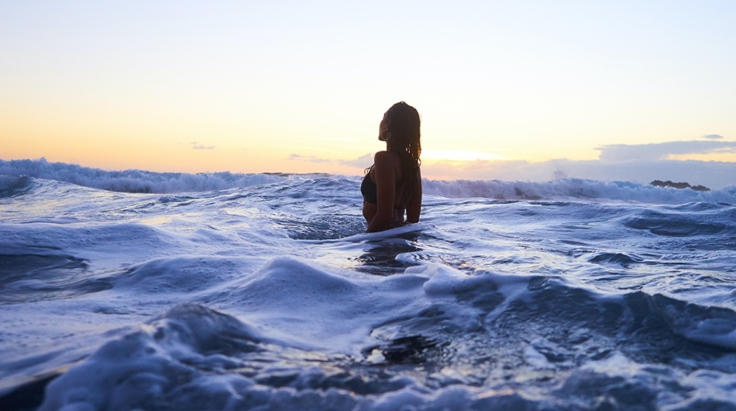 Ένα κορίτσι στην παραλία. 