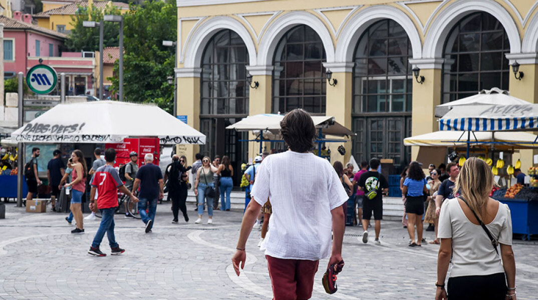 Πολίτες κάνουν βόλτα στο κέντρο της Αθήνας