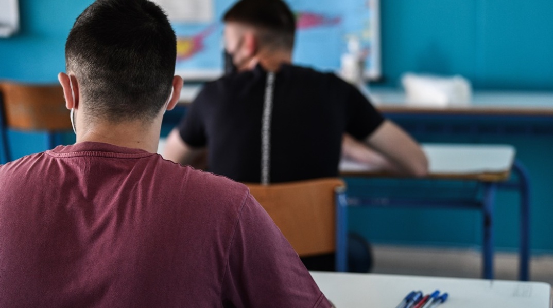 Πανελλήνιες 2022: Υποψήφιοι γυρισμένοι πλάτη κάθονται στο θρανίο και αναμένουν την εξέταση