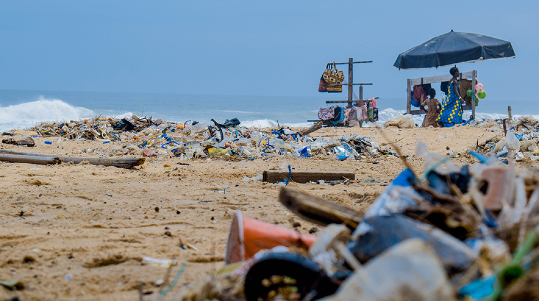 Σκουπίδια και πλαστικά στην παραλία